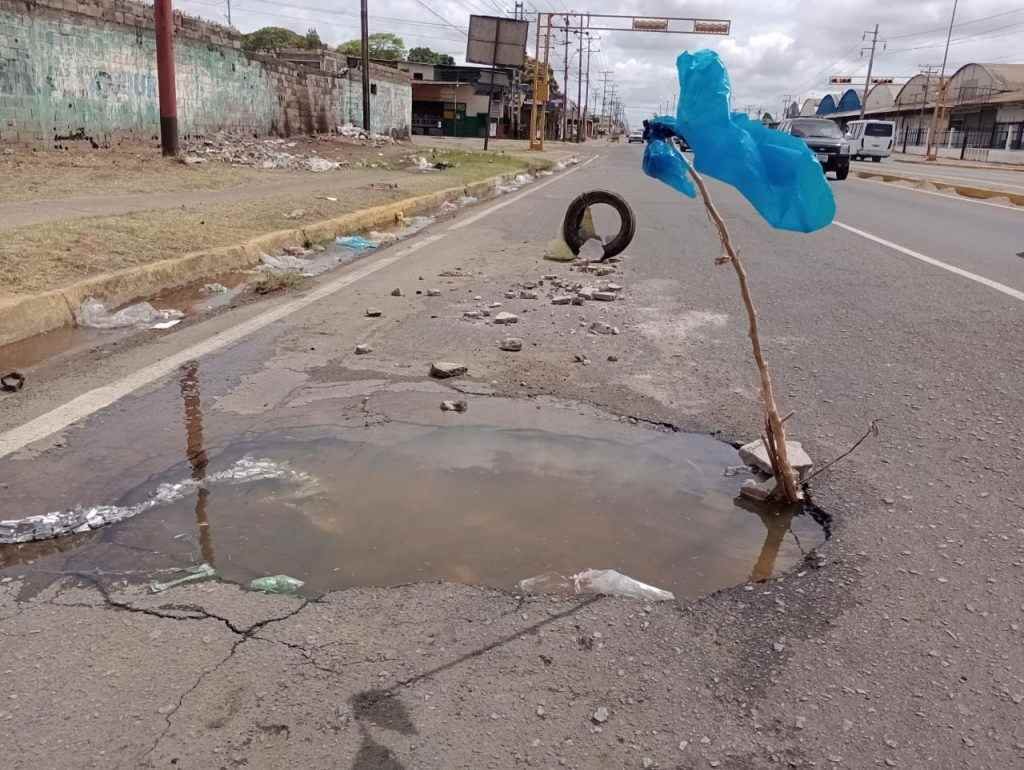 Comienza a colapsar avenida Cisneros por bote de aguas blancas