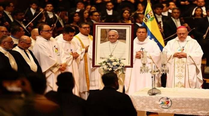 Feligreses venezolanos elevan plegarias en homenaje al Papa Francisco
