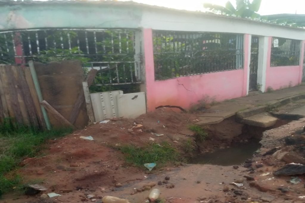 Socavón pone en peligro vivienda en calle Guaicaipuro de San Félix