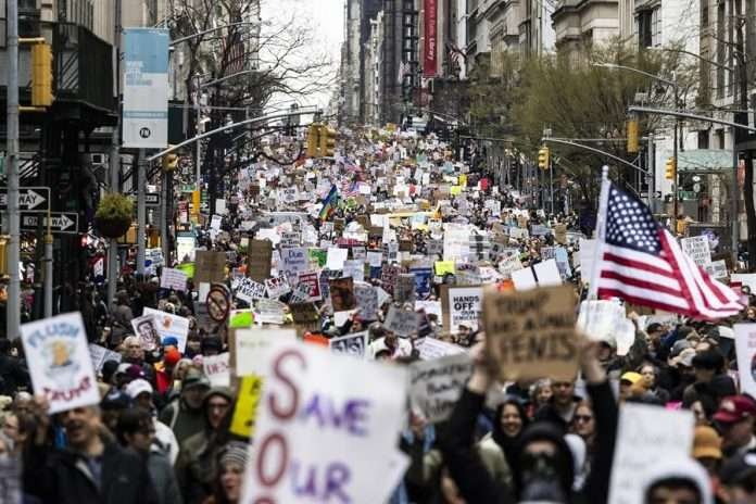 «Manos Fuera»: Estadounidenses protestan contra Trump y Musk en 50 estados de EEUU