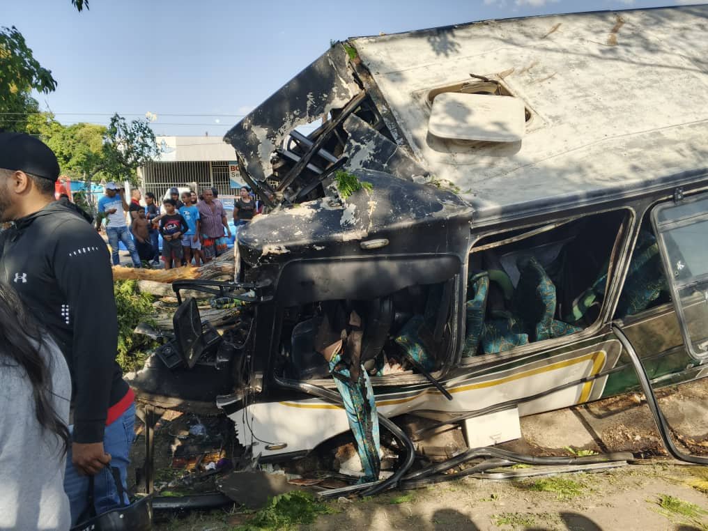 Más de 20 heridos tras impactar autobús contra un árbol en Av. Guayana