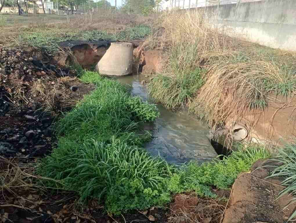 Colapso de boca de visita comienza a abrir un cráter a un lado de residencias Montalbán