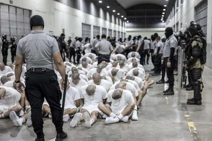 Denuncian la desaparición forzada de venezolanos deportados a El Salvador