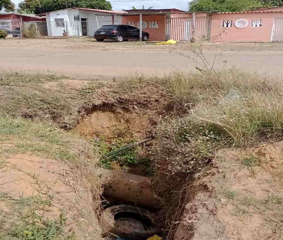 Vecinos escavan para conseguir agua en sector Sendero de Luz – San Félix