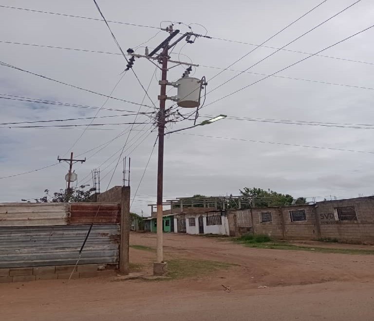 Vecinos del sector El Llanito dicen que poste electrificado es un peligro latente
