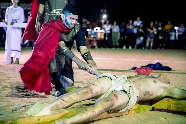 Viacrucis viviente puso a vibrar a la U.E. Colegio Monte Sacro