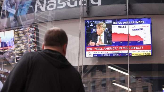 Wall Street en rojo mientras Trump sigue batalla contra la Reserva Federal