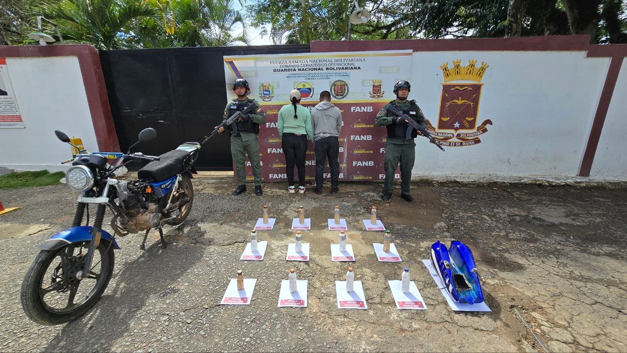 Agarraron a una pareja conpresunta cocaínan en la moto donde viajaban