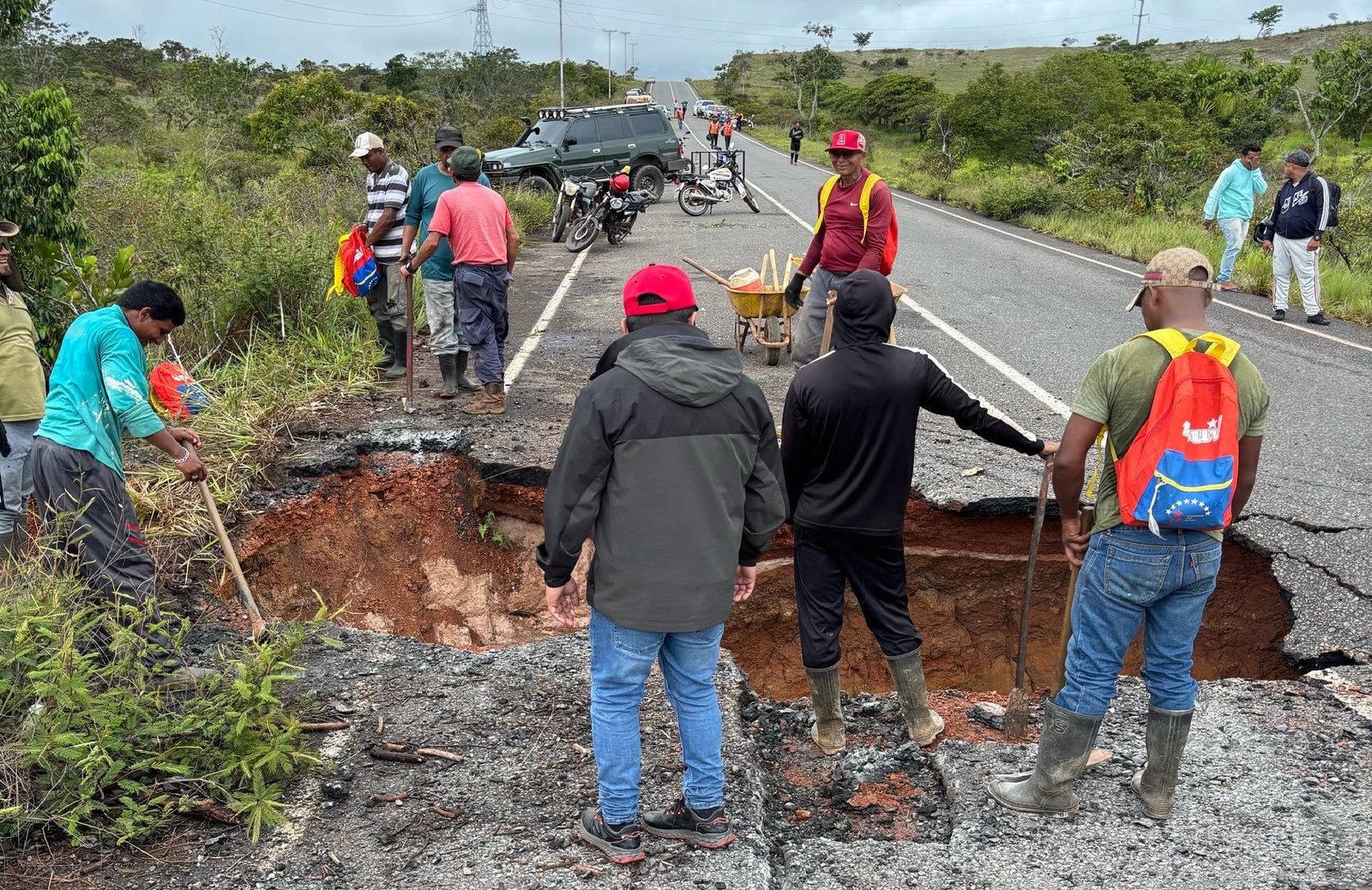 Alcaldía de Gran Sabana trabaja para rehabilitar paso en Troncal 10 tras lluvias