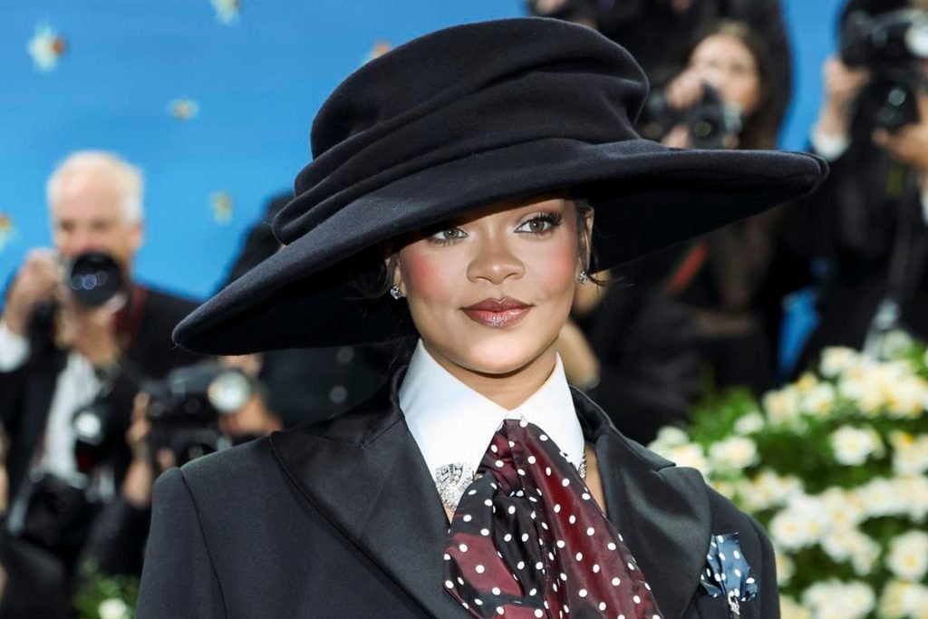 Rihanna anuncia su tercer embarazo en la Met Gala
