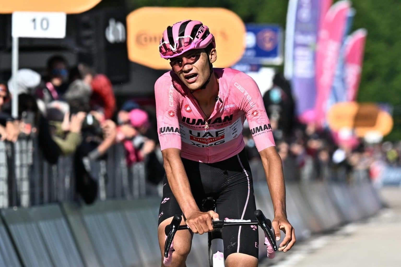 Carapaz incendia el Giro y pone contra las cuerdas a Del Toro