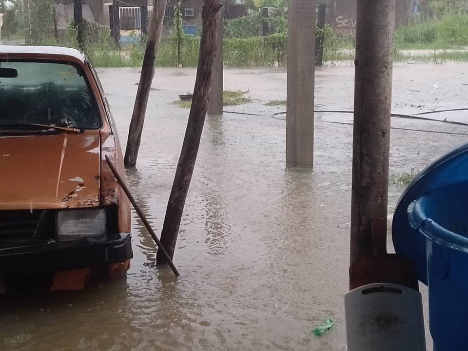 Habitantes de Francisca Duarte Claman por un Respiro:Cada Lluvia se Convierte en una Amenaza de Inundación