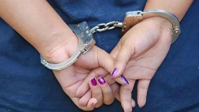 Mujer que transportaba88 envases de cocaína líquida
