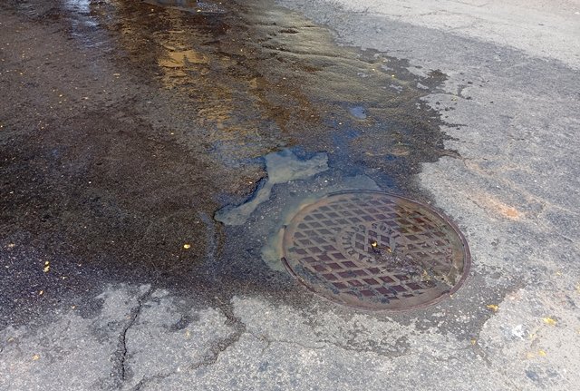 Colapso del drenaje de aguas negras inundan la carrera Roma
