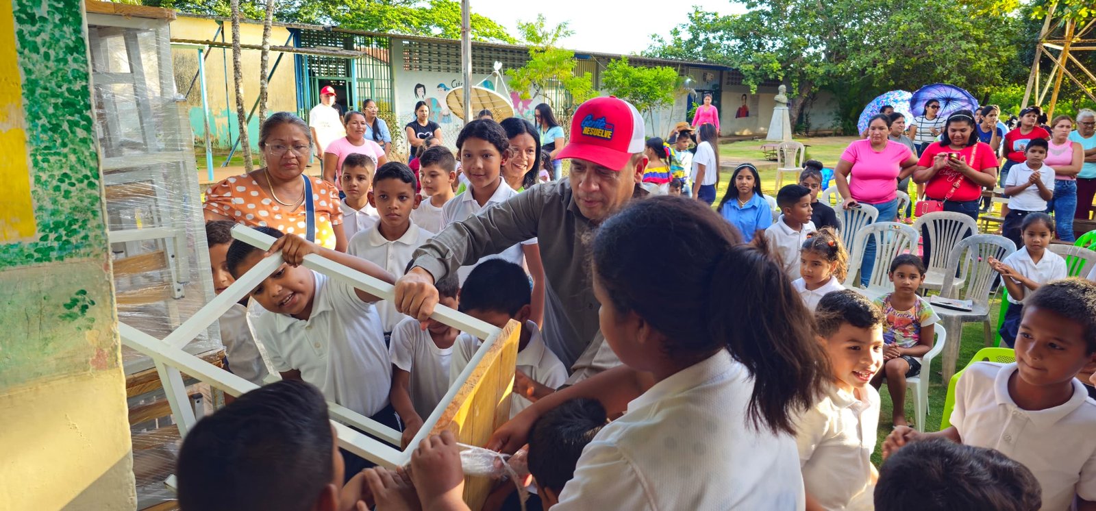 La Gobernación de Guayana Esequiba entregará más de 5 mil mesas sillas a Instituciones Educativas