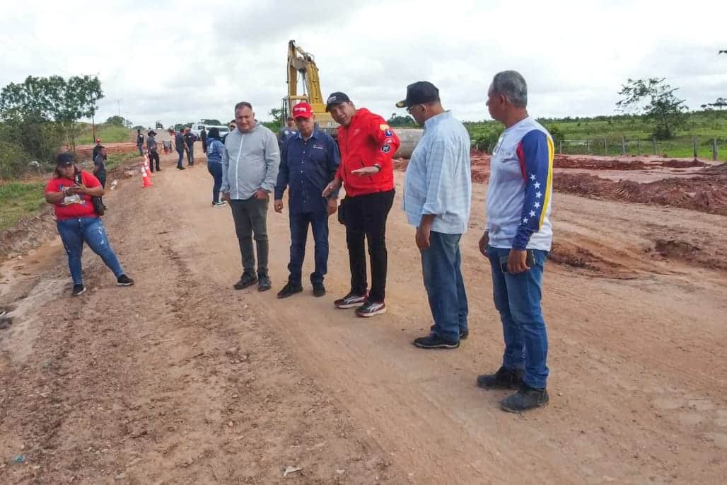 Gobernador Neil Villamizar inspecciona trabajos de recuperación vial en Guayana Esequiba