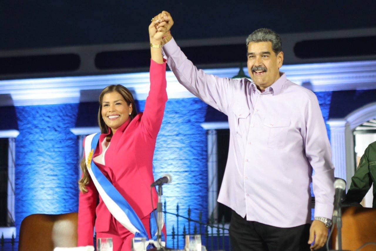 Nicolás Maduro acompaña juramentación de Yulisbeth García como gobernadora del estado Bolívar
