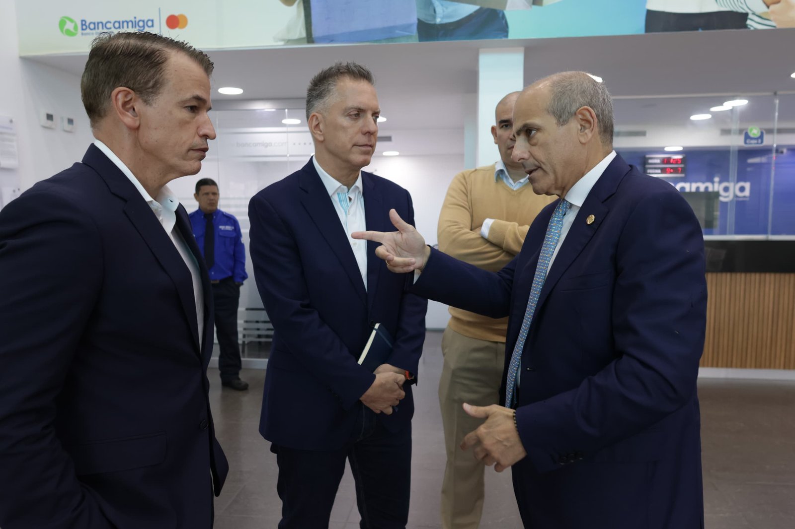 José Simón Elarba reafirma compromiso con Bolívar durante visita a agencias de Bancamiga en Puerto Ordaz