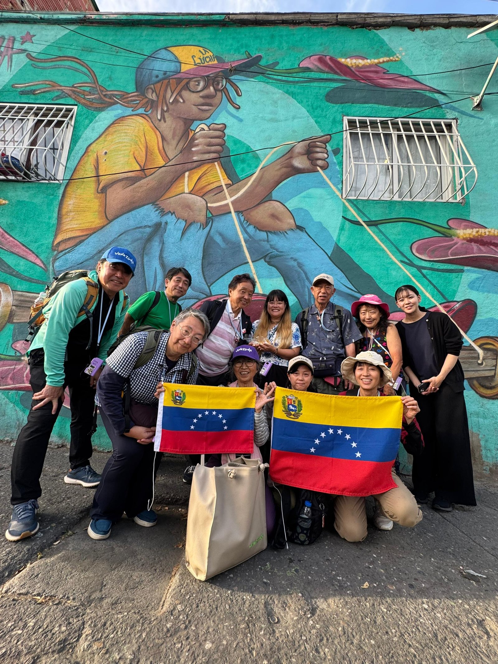 Turistas japoneses disfrutan de la alegría de La Lucha, el Warairarepano y el Sistema Nacional de Orquestas