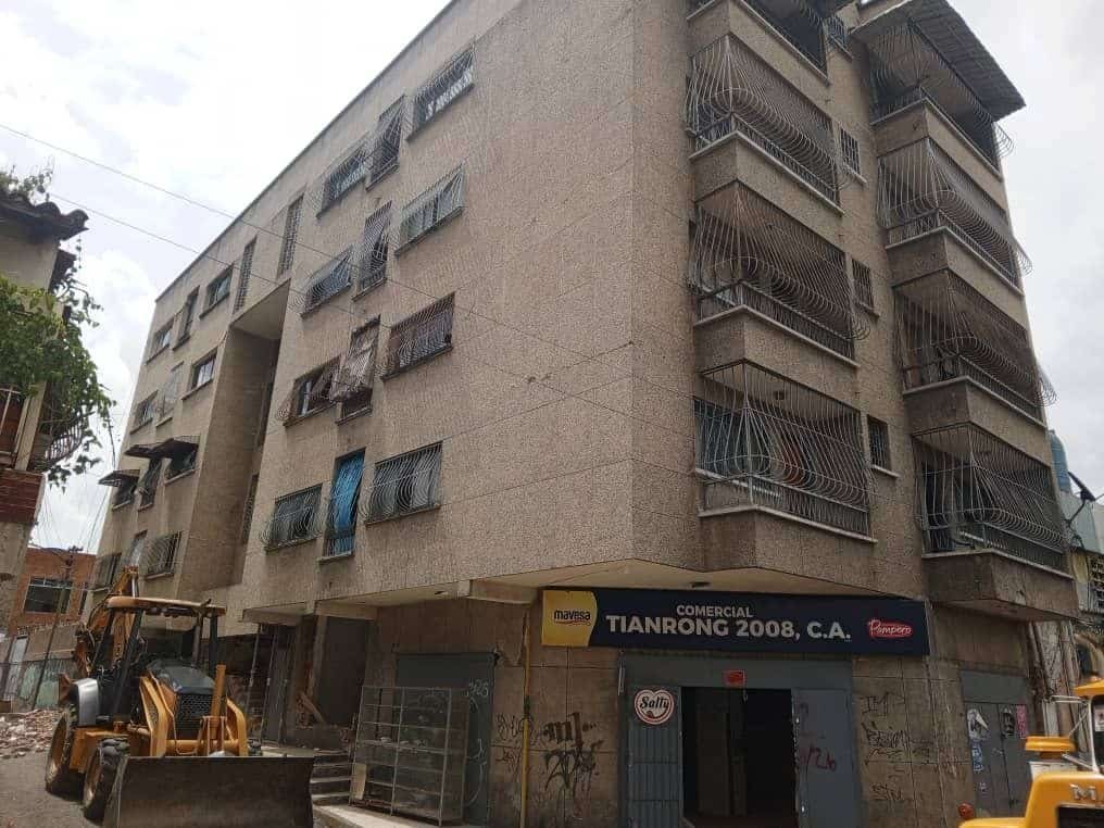 Iniciaron demolición controlada en edificación de Guatire